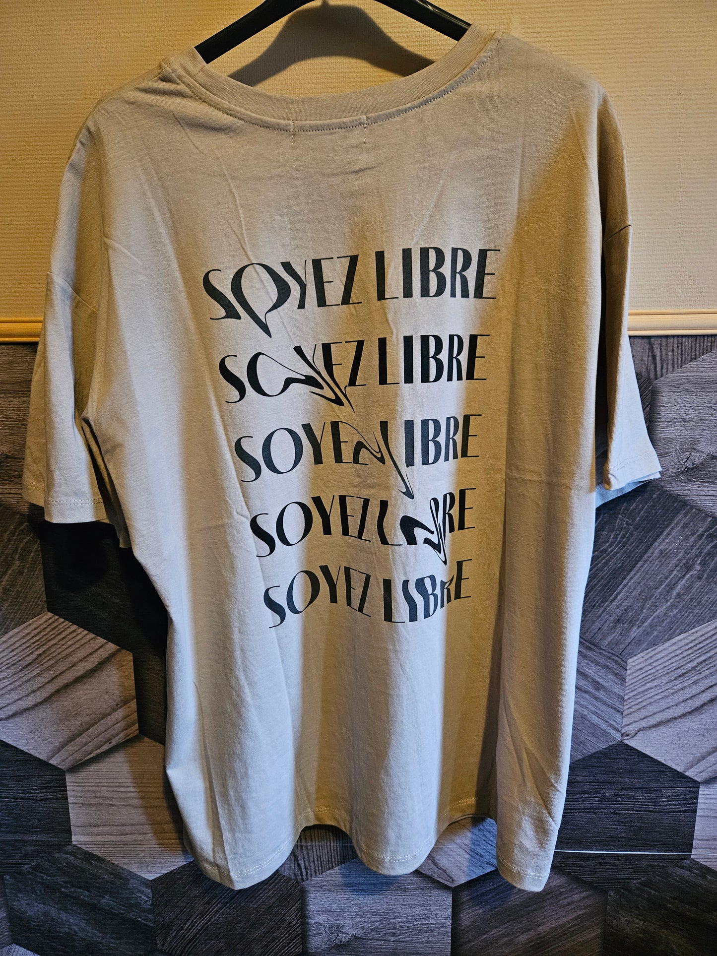 T-shirt libre beige