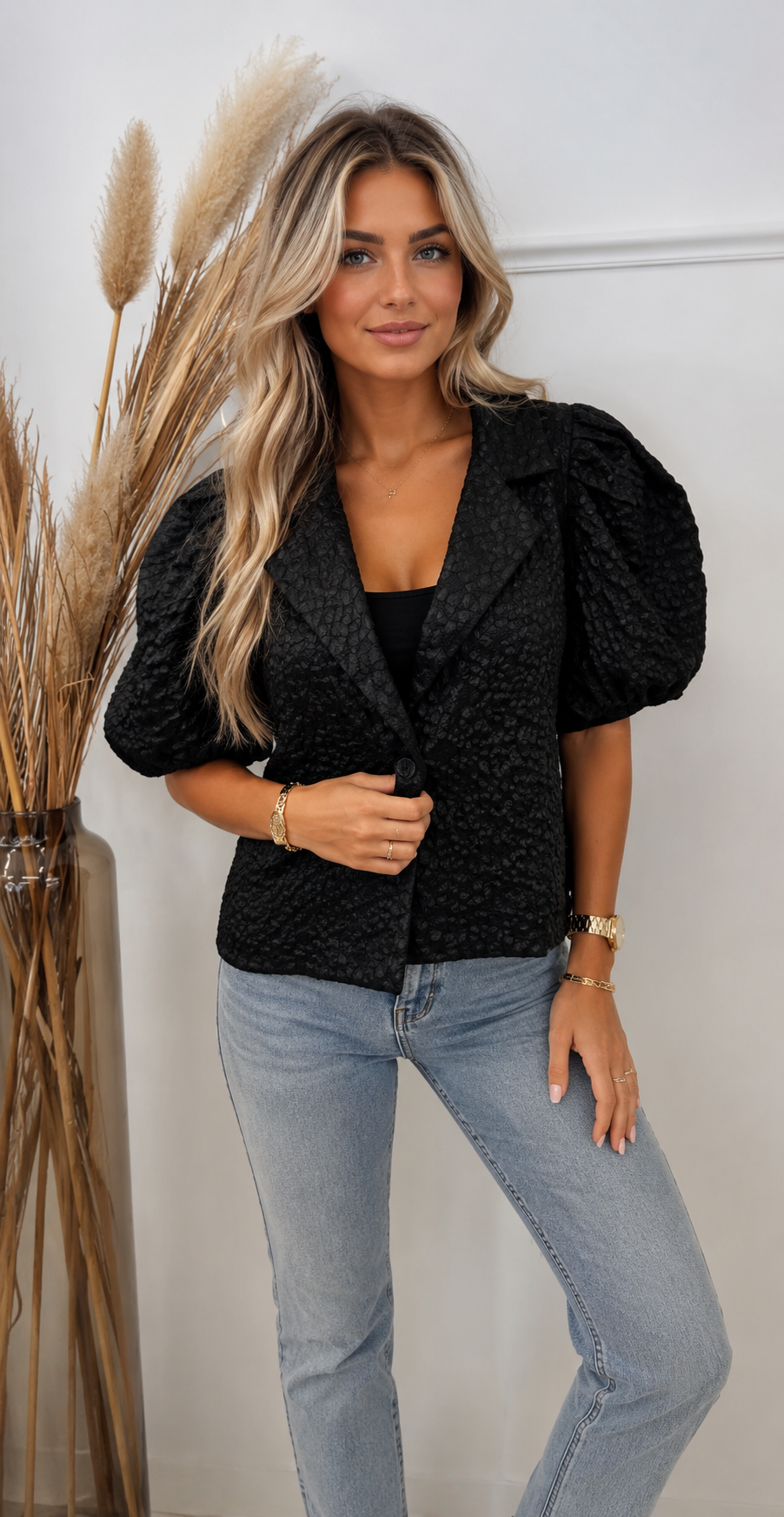 Mina Spring Blazer Zwart – Luchtige Damesblazer met Bloemenprint