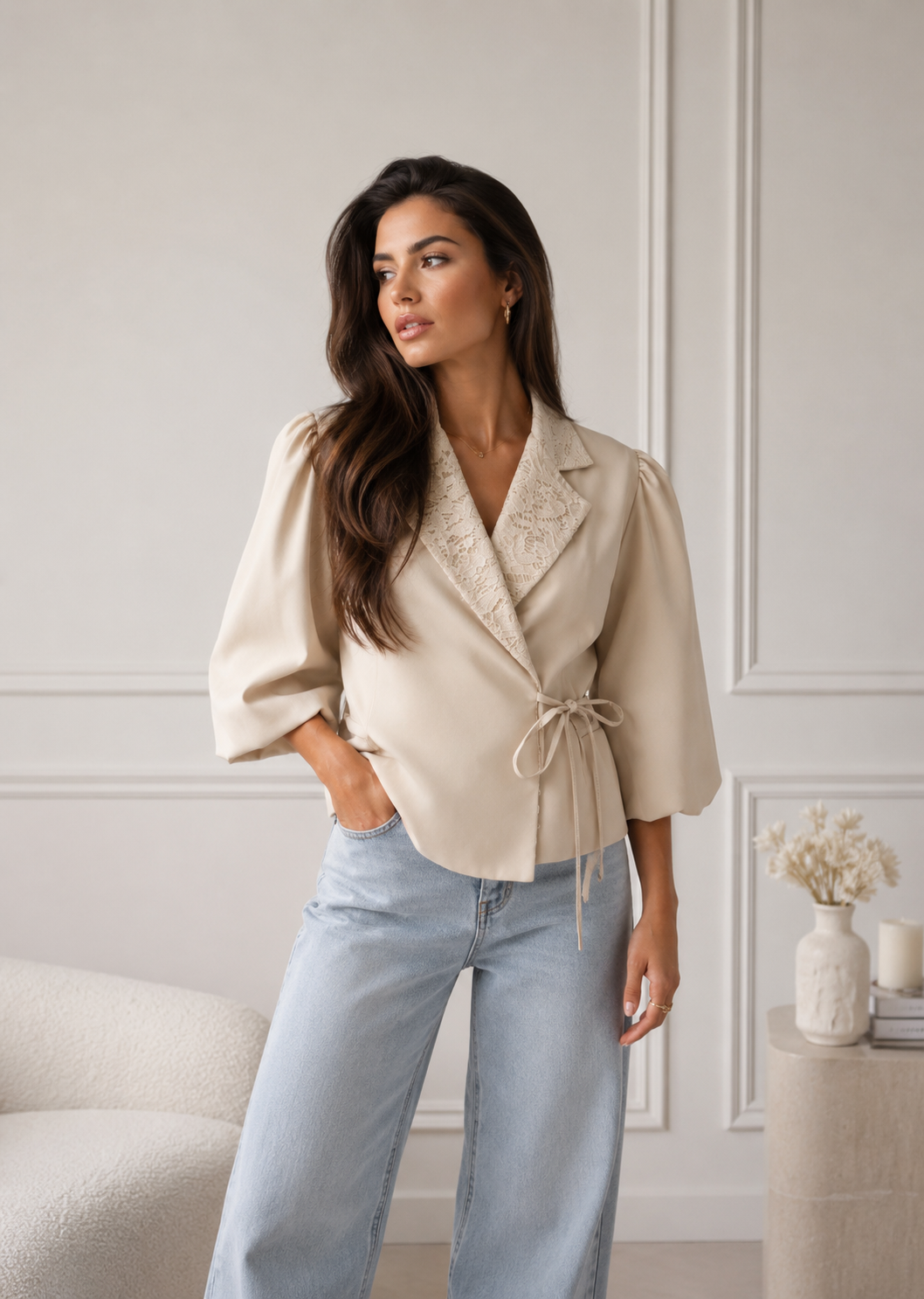 Strik Lace Blazer – Damesblazer met Kanten Boord en Strikdetail